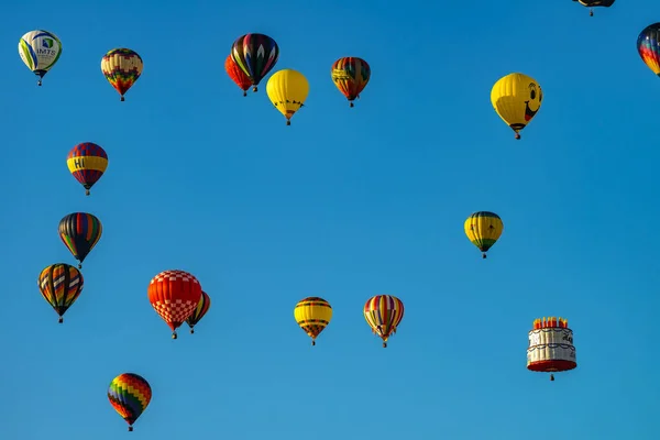 Renkli sıcak hava balonları mavi gökyüzü — Stok fotoğraf