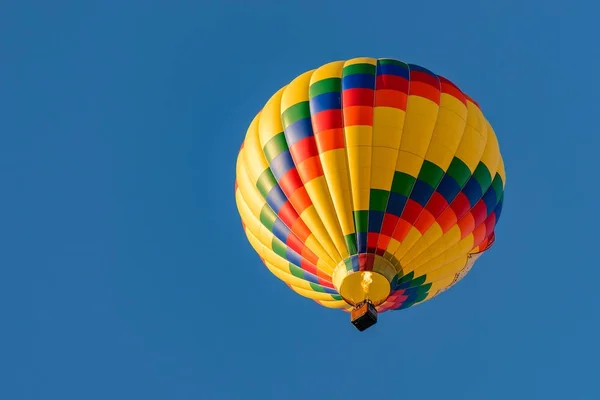 Balões de ar quente coloridos contra o céu azul — Fotografia de Stock