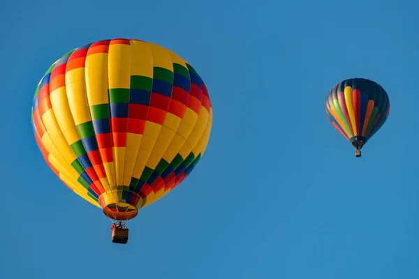 Renkli sıcak hava balonları mavi gökyüzü — Stok fotoğraf