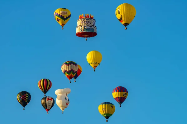 Bunte Heißluftballons gegen blauen Himmel — Stockfoto