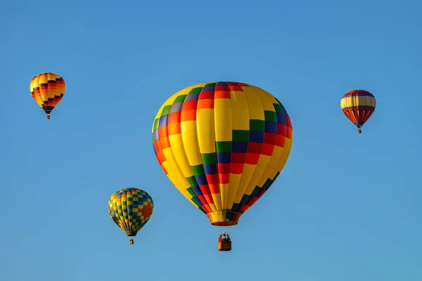 Renkli sıcak hava balonları mavi gökyüzü — Stok fotoğraf