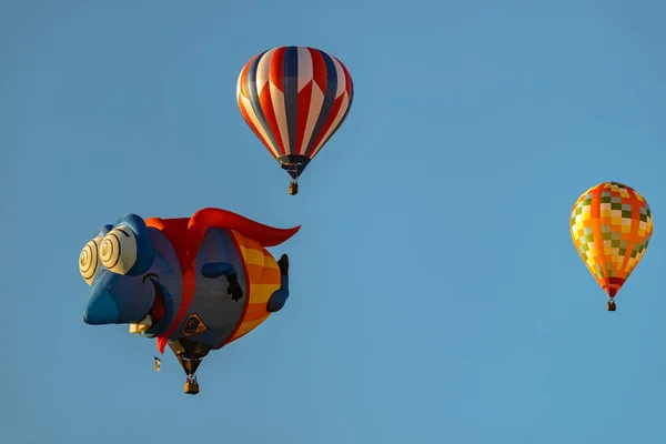 Palloni aerostatici colorati contro il cielo blu — Foto Stock