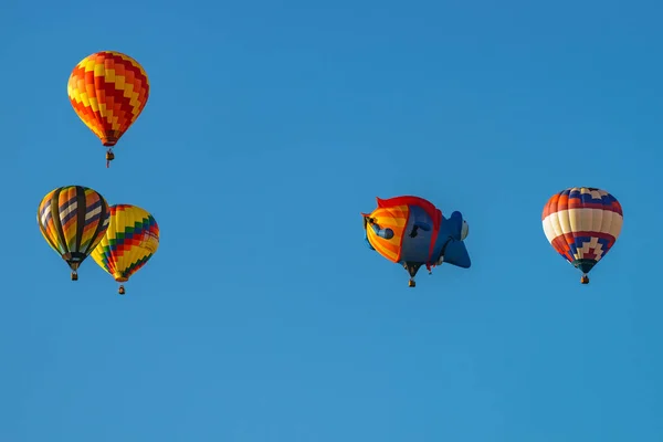 Renkli sıcak hava balonları mavi gökyüzü — Stok fotoğraf