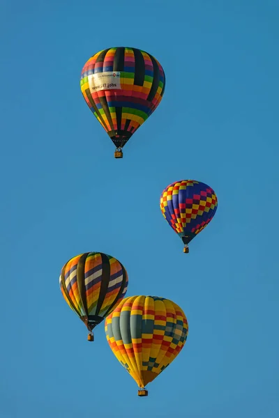 Renkli sıcak hava balonları mavi gökyüzü — Stok fotoğraf