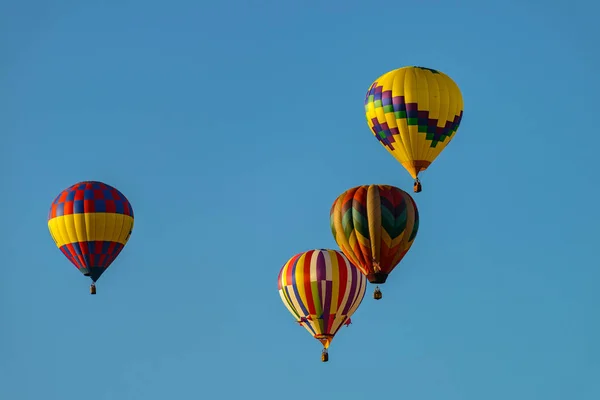 Πολύχρωμα αερόστατα μπλε ουρανό — Φωτογραφία Αρχείου