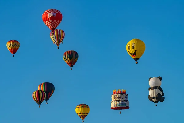 Palloni aerostatici colorati contro il cielo blu — Foto Stock