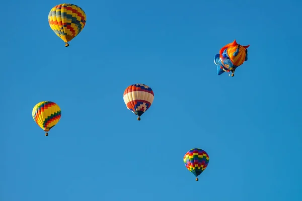 Färgglada Luftballonger mot blå himmel — Stockfoto