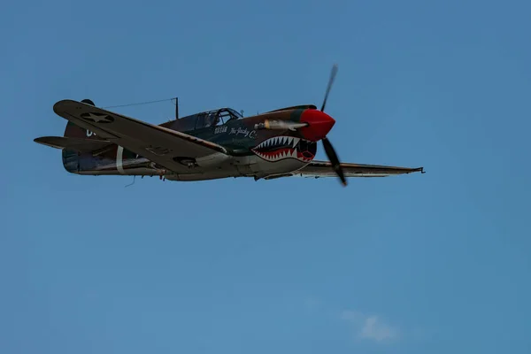 Curtiss-P - 40m Warhawk under flygning — Stockfoto