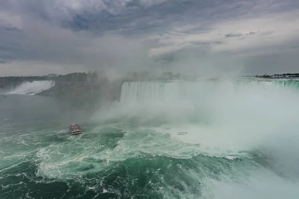 Cataratas del Niágara en tiempo tormentoso, Ontario, Canadá — Foto de Stock