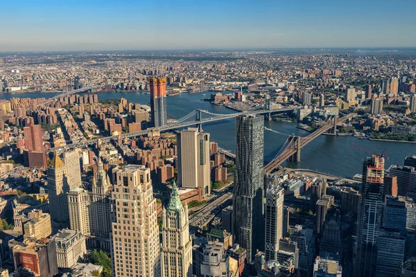 Vista aérea do Skyline com arranha-céus no centro de Manhattan e — Fotografia de Stock