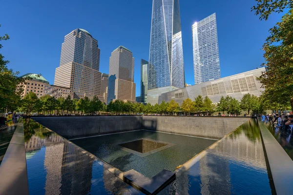 New York - ABD - 19 Ekim, 2017-insanlar yanında özgürlük Kulesi ve — Stok fotoğraf