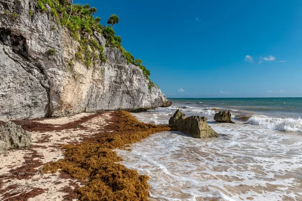 Belle plage à Tulum Mexique, ruines mayas au sommet de la falaise — Photo