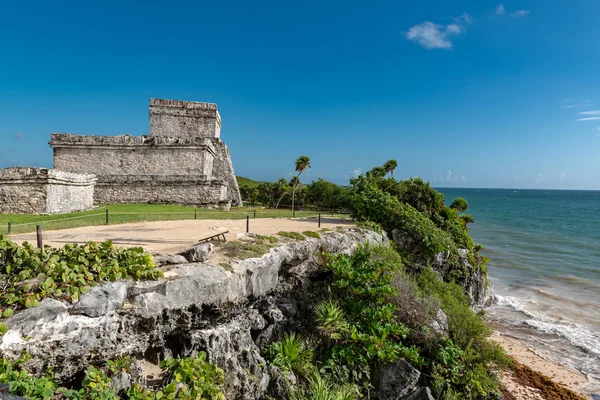 Bela praia em Tulum México, ruínas maias no topo do penhasco — Fotografia de Stock