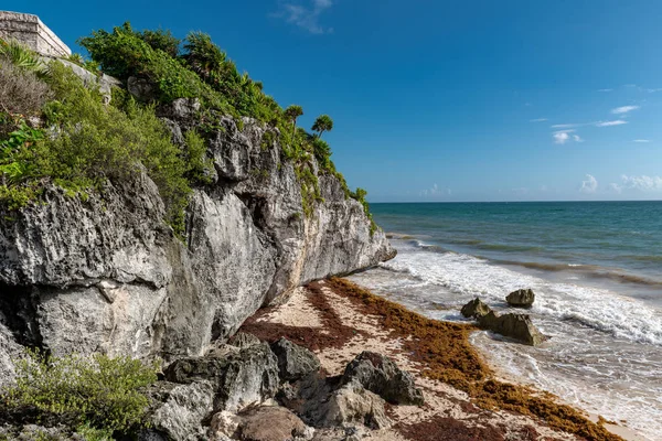 Bela praia em Tulum México, ruínas maias no topo do penhasco — Fotografia de Stock