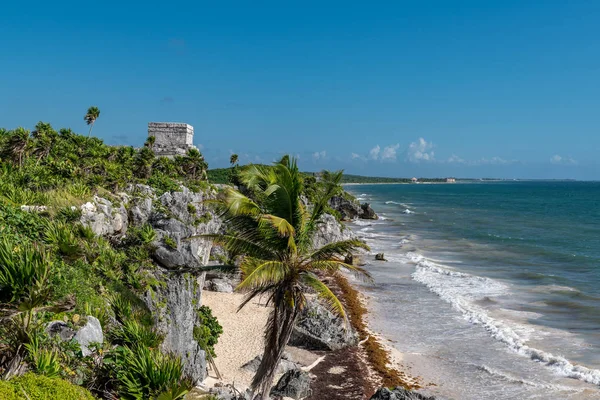 Belle plage à Tulum Mexique, ruines mayas au sommet de la falaise — Photo