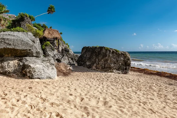 Piękna plaża w tulum Meksyk, ruiny Majów na klifie — Zdjęcie stockowe