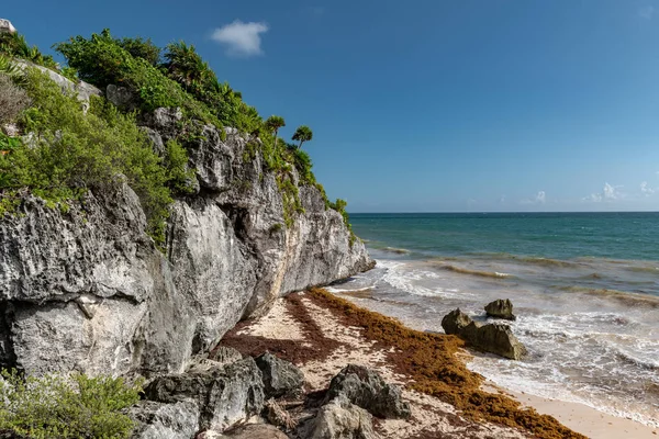 Bela praia em Tulum México, ruínas maias no topo do penhasco — Fotografia de Stock