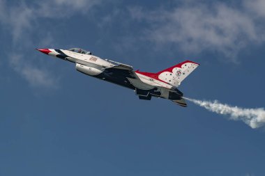 New Windsor Ny - 15 Eylül 2018: Usaf Thunderbird 'ler New York Airshow sırasında Stewart Uluslararası Havalimanı' nda gösteri yaptılar. Filo, Birleşik Devletler Hava Kuvvetleri 'nin resmi hava gösterisi ekibidir.