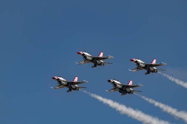 New Windsor Ny - 15 Eylül 2018: Usaf Thunderbird 'ler New York Airshow sırasında Stewart Uluslararası Havalimanı' nda gösteri yaptılar. Filo, Birleşik Devletler Hava Kuvvetleri 'nin resmi hava gösterisi ekibidir.