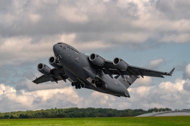 New Windsor, Ny - 15 Eylül 2018: Dev C-17 Globemaster Iii New York Airshow sırasında Stewart Uluslararası Havalimanı 'ndan havalandı.