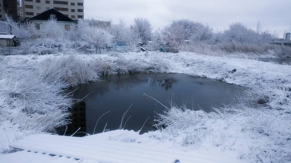 Зимовий пейзаж озеро — стокове фото