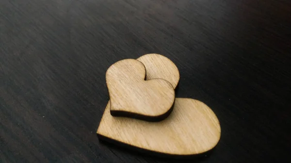 Два деревянных сердца красиво помещены на бирюзовом винтажном фоне дерева — стоковое фото