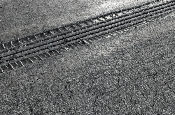 Pista de neumáticos en el suelo —  Fotos de Stock