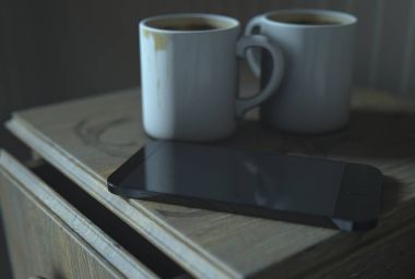 Komodin ve cep telefonu