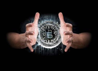 Bir çift erkek el bir bitcoin bir hologram zarflama