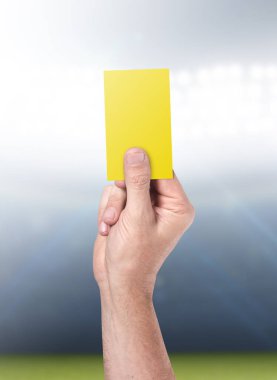Stadyum zemin üzerine sarı kart