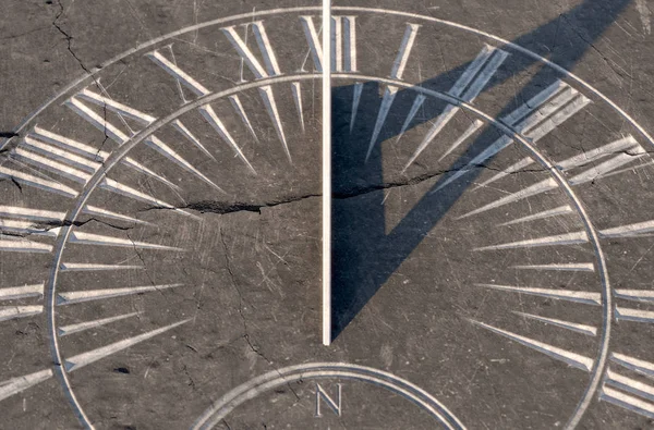 Zegar słoneczny na kamieniu — Zdjęcie stockowe