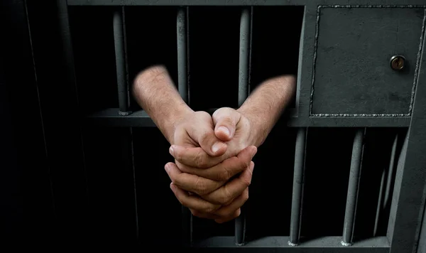 Puerta y manos de celda de la cárcel — Foto de Stock