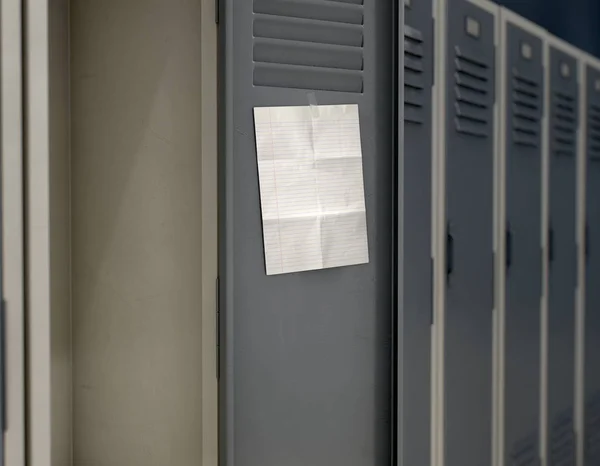 带空白笔记的学校储物柜 — 图库照片