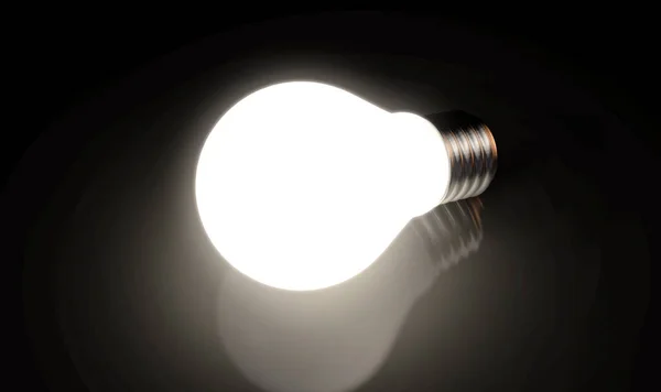 Concepto Una Bombilla Estándar Desconectada Brillantemente Iluminada Sobre Fondo Oscuro — Foto de Stock