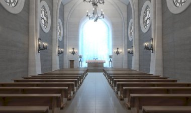 Güneş ışınlarıyla aydınlatılan hafif bir kilise mihrabı yakan haçlı cam pencerenin içinden geçiyor.