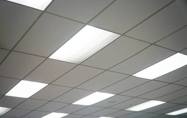 Wit plafond met neon lampen uprisen volgens. kopie ruimte. — Stockfoto