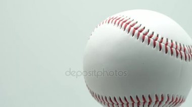 Beyaz arka plan ve kırmızı beysbol dikiş izole beyzbol döndürün. kopya alanı.