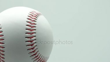 Beyaz arka plan ve kırmızı beysbol dikiş izole beyzbol döndürün. kopya alanı.