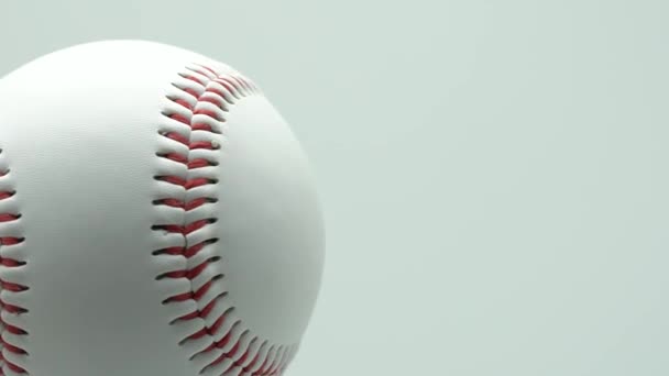 Geïsoleerde Honkbal op een witte achtergrond en rood stiksel honkbal draaien. kopie ruimte. — Stockvideo