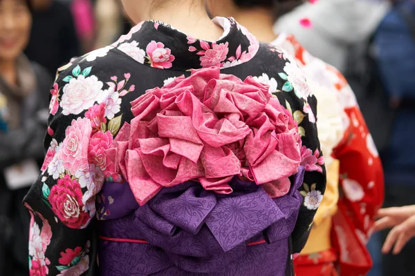 Ung flicka klädd japansk kimono stående framför Sensoji-templet i Tokyo, Japan. Kimono är en japanska traditionella plagg. Ordet ”kimono”, vilket egentligen betyder en ”sak att bära" — Stockfoto