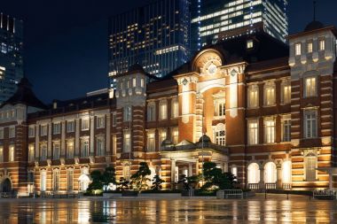 Tokyo İstasyonu gece görünümünü marunouchi mavi akşam gökyüzü altında gökdelenler ile. Tokyo, Japonya'nın photoed.