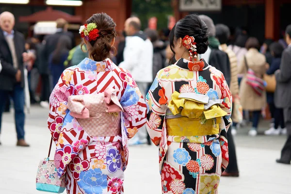 日本东京浅草寺庙前身穿日本和服的少女。和服是日本传统服装。"和服" 这个词实际上意味着 "穿的东西"" — 图库照片
