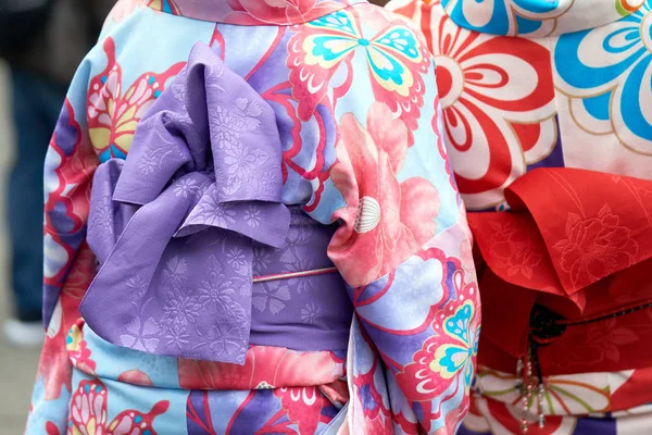 Ung flicka klädd japansk kimono stående framför Sensoji-templet i Tokyo, Japan. Kimono är en japanska traditionella plagg. Ordet ”kimono”, vilket egentligen betyder en ”sak att bära" — Stockfoto