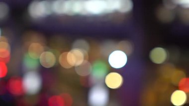 Araba gece aydınlatma arka plan kopya alanı ile doğal ışıkla hareket bokeh bulanık.