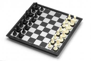 Arkasında satranç taşı olan satranç tahtası iş pazarlığı yapıyor. arkaplan iş konsepti ve kopyalama alanı ile strateji konsepti.