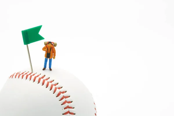 Les Gens Miniatures Debout Avec Green Flag Pin Sur Baseball — Photo