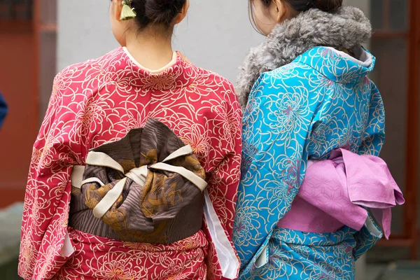 Menina Vestindo Quimono Japonês Frente Templo Sensoji Tóquio Japão Kimono — Fotografia de Stock