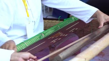 Bir hasır dokuma makineleri üzerinde oturan Asya adam doğal ahşap malzemelerden yapılır. Beri antik bilgelik paspaslar Tayland için yerli halklar tarafından kullanılan bir aygıttır. Paspaslar birçok Thais evlerde kullanılır. Katlayıp