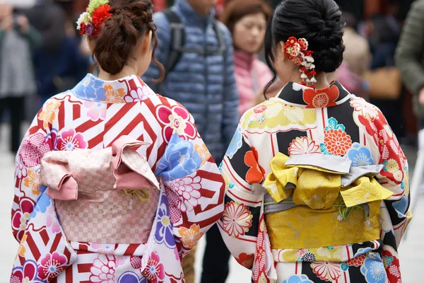 日本东京浅草寺庙前身穿日本和服的少女 和服是日本传统服装 这个词实际上意味着 穿的东西 — 图库照片