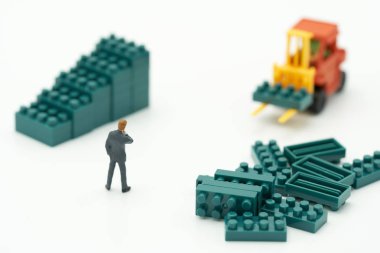Minyatür insanlar iş adamları yüksek kaldırdı forklift kamyon ile ayakta bir yüksek teknoloji, yüksek büyüme ortak girişim olarak işinizi büyümek için harika bir yoldur. iş kavramı kopya ile alanlarda için senin